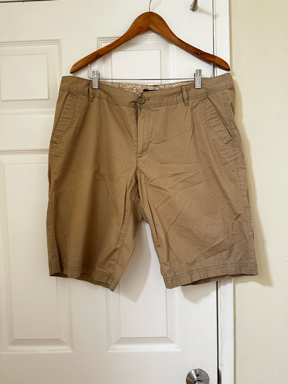 Eddie Bauer Sz 16 Women’s Hiking Tan Bermuda Shorts W/ Front & Back Pockets